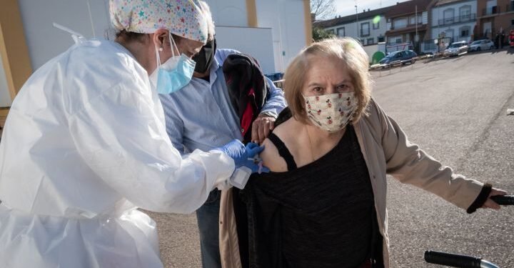 CABA: Ya pueden anotarse los mayores de 75 años para  vacunarse