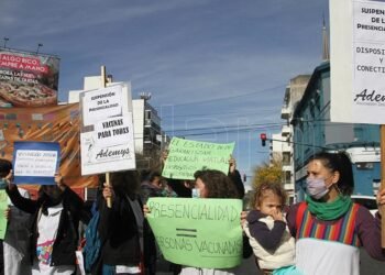 Docentes porteños realizan un paro en rechazo a la presencialidad