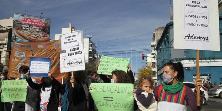 Docentes porteños realizan un paro en rechazo a la presencialidad