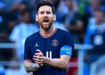 Messi le envió una remera del PSG autografiada al papa Francisco