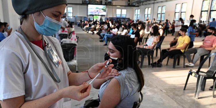 Comenzó la aplicación de la tercera dosis a mayores de 50 años vacunados con Sinopharm