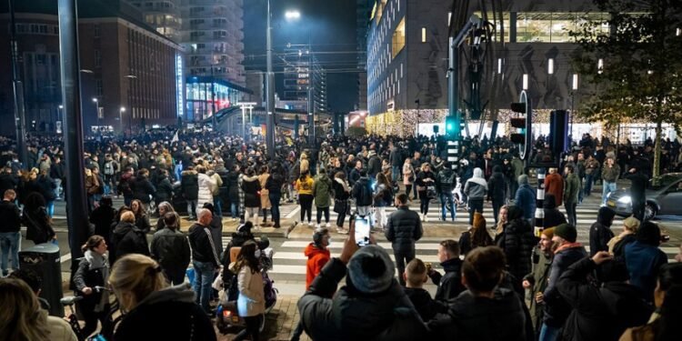 No cede el coronavirus en Países Bajos, ni las protestas contra las restricciones