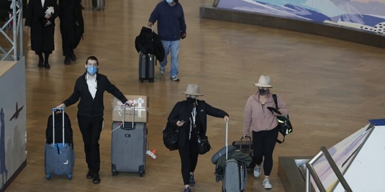 La OMS advirtió que la variante Ómicron presenta “un riesgo muy elevado” para el mundo