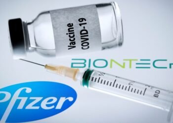 Pfizer pide aplicar a todos los adultos una tercera dosis de su vacuna