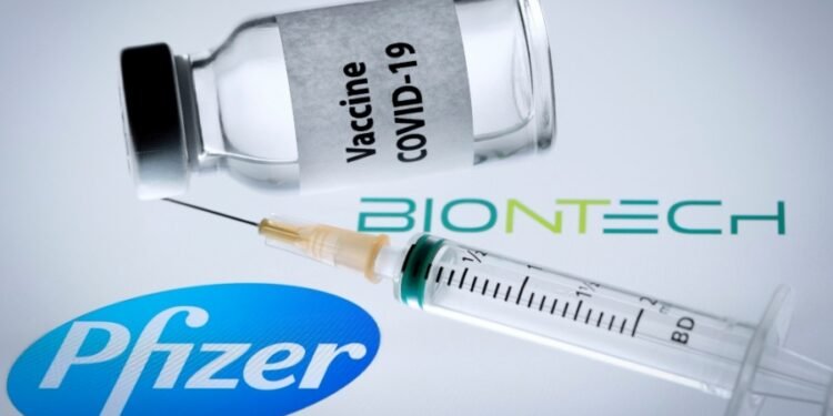 Pfizer pide aplicar a todos los adultos una tercera dosis de su vacuna