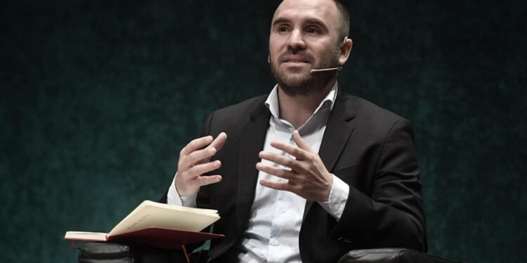 Guzmán irá a la CGT para analizar la negociación con el FMI