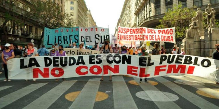 Organizaciones sociales y políticas marcharon al Ministerio de Economía contra el FMI