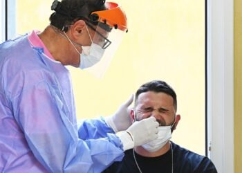 Cómo evitar la saturación del sistema de salud ante la expansión de la variante Ómicron