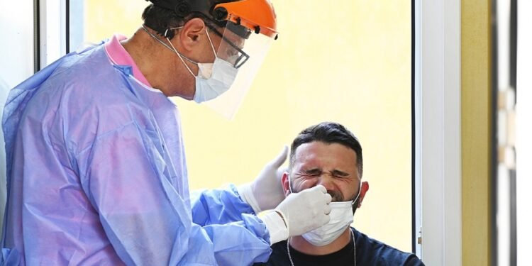 Cómo evitar la saturación del sistema de salud ante la expansión de la variante Ómicron