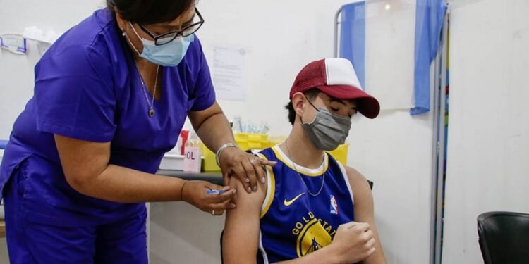 Comenzaron a aplicar las dosis de refuerzos a adolescentes previo al inicio de clases