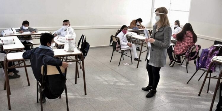 Clases en CABA: eliminan el aislamiento de estrechos asintomáticos y las burbujas