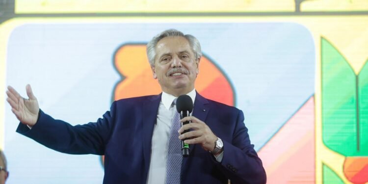 Fernández evocó el primer triunfo de Perón: “Las disyuntivas no eran muy distintas a las de hoy”