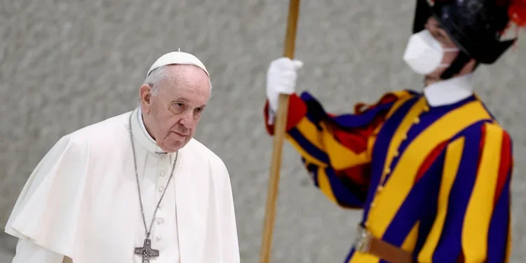 El papa Francisco fue por sorpresa a la embajada rusa en el Vaticano a tratar de mediar por la invasión a Ucrania