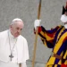 El papa Francisco fue por sorpresa a la embajada rusa en el Vaticano a tratar de mediar por la invasión a Ucrania