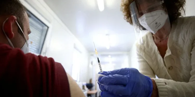 Las vacunas protegen contra todas las variantes del COVID-19, confirma un nuevo estudio