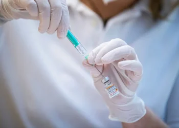 ¿Las vacunas COVID son menos efectivas en los fumadores?