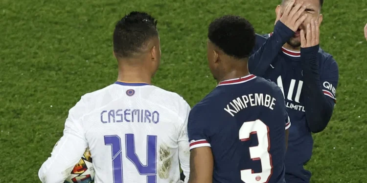 Tenso cara a cara entre Paredes y Casemiro en PSG-Real Madrid: la reacción del argentino tras la patada del brasileño
