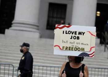 Nueva York despidió a 1.430 empleados por no vacunarse contra el COVID