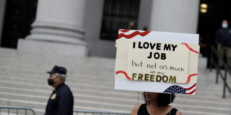 Nueva York despidió a 1.430 empleados por no vacunarse contra el COVID