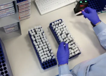 Pese a la baja de casos, la positividad en el país es más del doble de la recomendada por la OMS