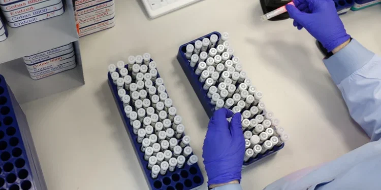 Pese a la baja de casos, la positividad en el país es más del doble de la recomendada por la OMS