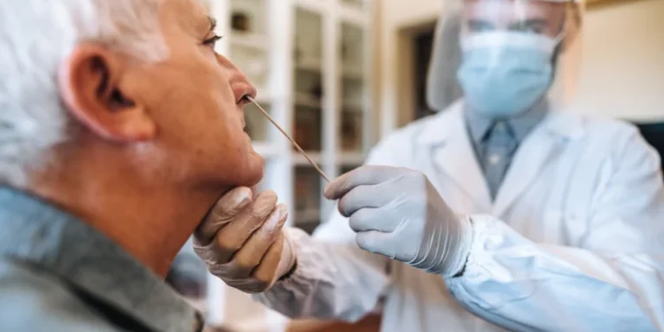 A través de inteligencia artificial, advierten que podrían surgir variantes más contagiosas que Ómicron