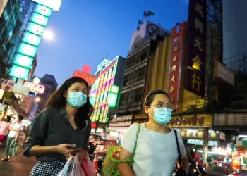 Bajaron los casos de COVID en el mundo en una semana, pero aumentaron las muertes