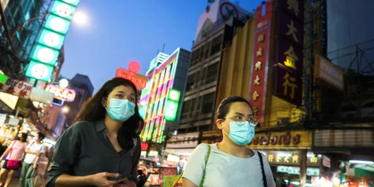 Bajaron los casos de COVID en el mundo en una semana, pero aumentaron las muertes