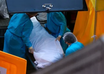 Las morgues de Hong Kong llegan al límite de su capacidad a medida que aumentan las muertes por COVID-19