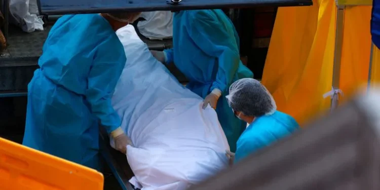 Las morgues de Hong Kong llegan al límite de su capacidad a medida que aumentan las muertes por COVID-19