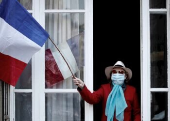 Los franceses ya no deben usar barbijo en el trabajo ni pase sanitario en restaurantes