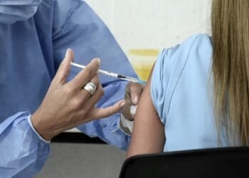 La provincia de Buenos Aires aplicará la dosis extra para quienes lo requieran por viaje