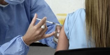 La provincia de Buenos Aires aplicará la dosis extra para quienes lo requieran por viaje