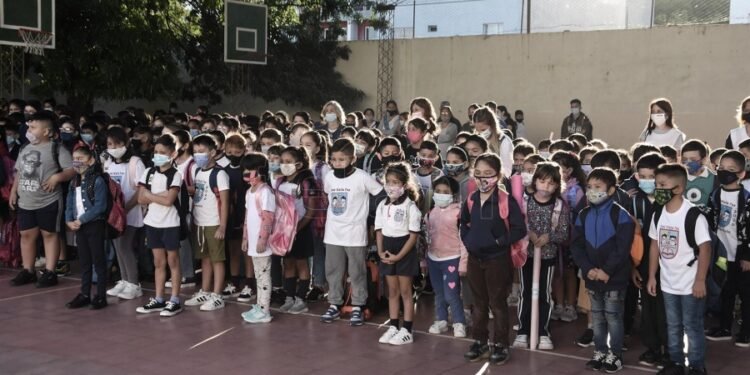 Con nuevo protocolo, empezaron las clases en todo el país