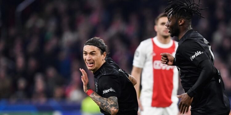 Benfica sorprendió al Ajax en Amsterdam y accedió a cuartos