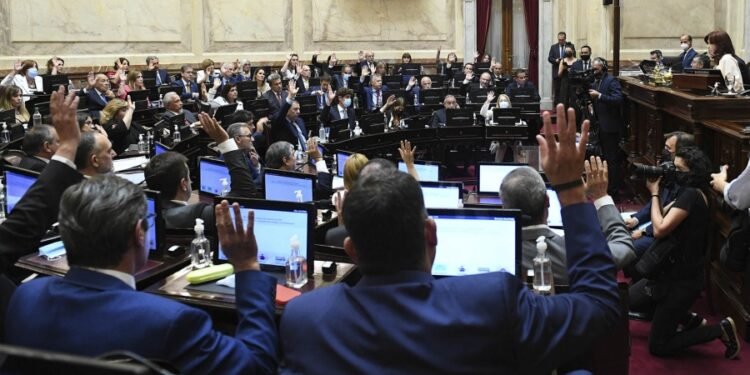 Promulgaron la ley que autoriza al Poder Ejecutivo a firmar el acuerdo con el FMI