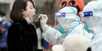 China confinó la mitad de la megaurbe de Shanghai por el aumento de casos de coronavirus