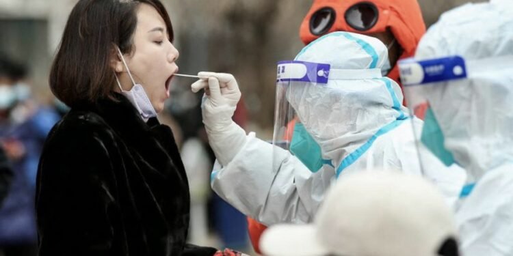 China confinó la mitad de la megaurbe de Shanghai por el aumento de casos de coronavirus