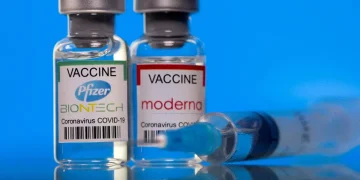 La FDA autorizó una cuarta dosis de las vacunas de Pfizer y Moderna para mayores de 50 años e inmunodeprimidos