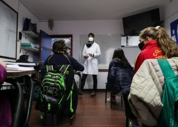 Uruguay abrió la agenda para la cuarta dosis y relajó las restricciones contra el COVID-19
