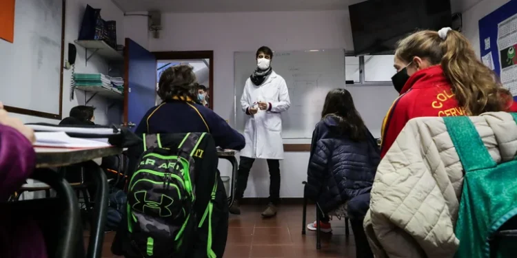 Uruguay abrió la agenda para la cuarta dosis y relajó las restricciones contra el COVID-19