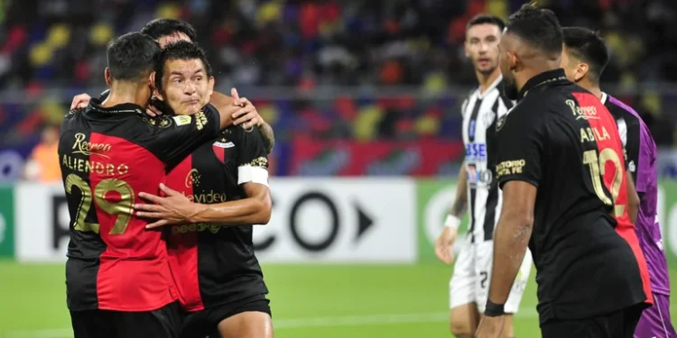 Wanchope Ábila marcó su primer gol en Colón, que le gana a Sportivo Peñarol en la Copa Argentina