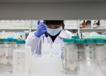 Con inteligencia artificial, científicos descubren nuevas pistas sobre la acción del COVID-19 en el organismo