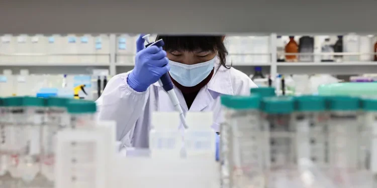 Con inteligencia artificial, científicos descubren nuevas pistas sobre la acción del COVID-19 en el organismo