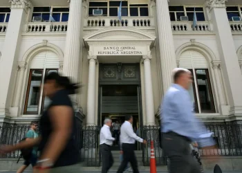 El doble dilema del Banco Central: qué hacer con el dólar y las tasas de interés frente a la disparada de los precios