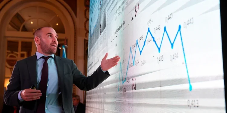 En el comienzo de la revisión del FMI, el Gobierno niega que haya una “bola de nieve” de bonos ajustados por inflación