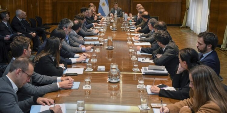Sergio Massa encabeza una reunión de gabinete económico