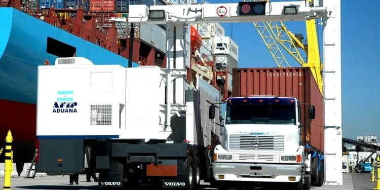 Importadores bajo la lupa: el Gobierno reforzó sus controles a la salida de dólares por cautelares y lanzó una advertencia a empresarios