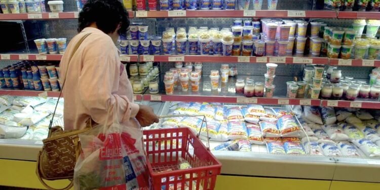 Inflación: el Gobierno espera una leve baja en septiembre, pero no se alejaría del 7%