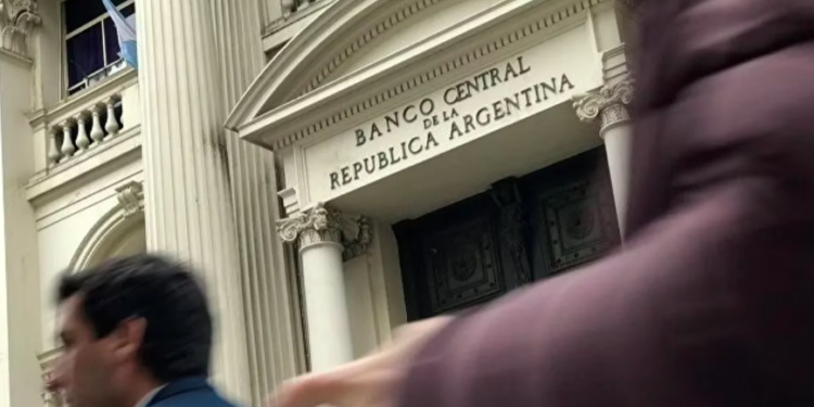 Qué es el Put: crece la controversia por el seguro de cambio para los bonistas en el canje de deuda